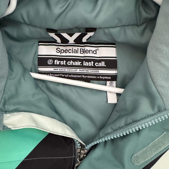 Women’s ski/ snowboarding jacket size small . New condition never worn . - Picture 2 of 2